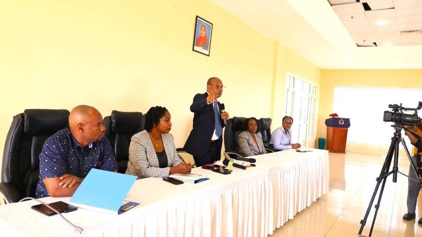 Mkurugenzi wa Benki Kuu Tawi la Mtwara Nassoro Omary akizungumza wakati wa ufunguzi wa Semina ya Siku tatu inayoambatana na mafunzo kwa waandishi wa habari za Uchumi, Biashara na Fedha kutoka Zanzibar, Dar es salaam, Mtwara, Lindi na Ruvuma inayofanyika kwenye ukumbi wa BOT Mtwara kuanzia Tarehe 25-27 Februari 2025.