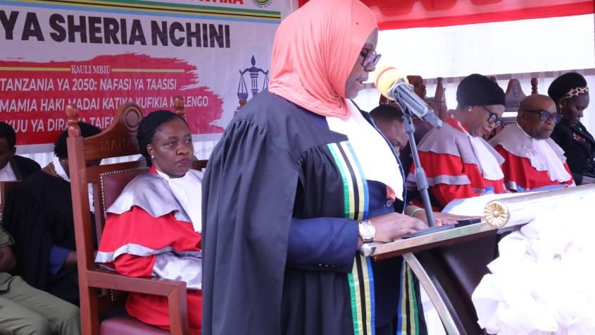 Wakili wa Serikali Mkoa, Ofisi ya Mwanasheria Mkuu wa Serikali Nunu T. Mangu akisoma Hotuba ya Ofisi ya Mwanasheria Mkuu wa Serikali katika maadhimisho ya siku ya sheria nchini kwenye viwanja vya mahakama kuu, Mtwara Tarehe 03 Februari 2025.